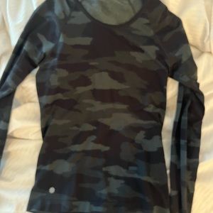ATHLETA LONG SLEEVE; Barely worn. size small